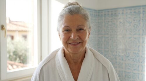 scopri la frequenza ideale della doccia per gli over 65: non giornaliera né settimanale, un equilibrio perfetto per mantenere l'igiene e la salute della pelle.